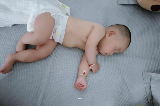 靖边宝宝胳膊上起红疙瘩